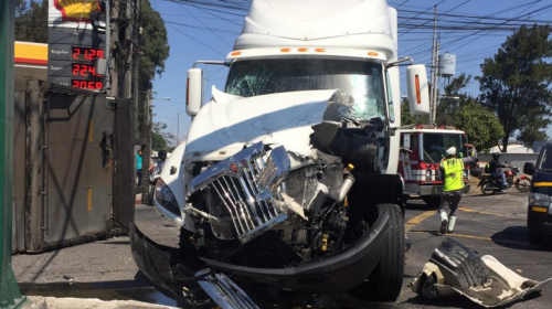 Impresionante choque de camiones en la calzada Atanasio Tzul