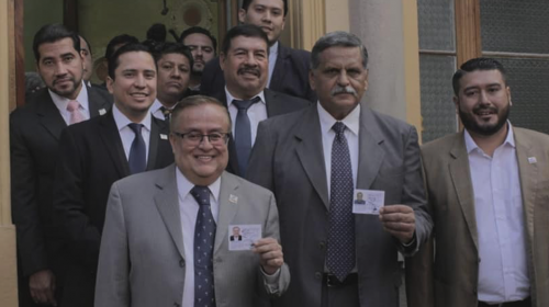 Recibe su credencial como presidenciable y a la vez un antejuicio