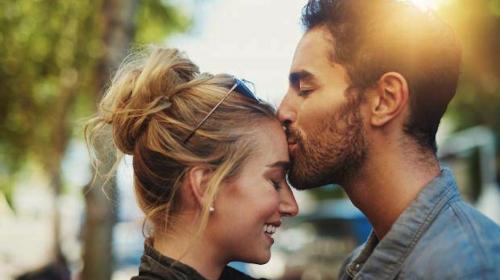 Estas son las razones por las que tu pareja te besa en la frente 