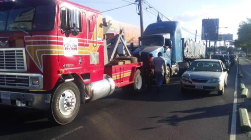 Tr&aacute;iler averiado genera tr&aacute;fico en la Aguilar Batres 
