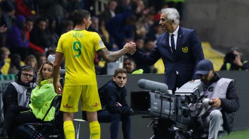 Técnico de Sala rompe en llanto al recordar a su delantero