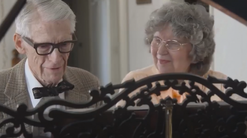 Celebran 60 a&ntilde;os de matrimonio al estilo de "UP" en tierno video
