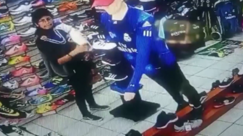 Video: mujer con ni&ntilde;o en brazos roba en zapater&iacute;a de zona 1