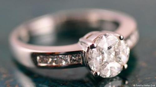 Condenan a turista irland&eacute;s que trag&oacute; diamante para robarlo