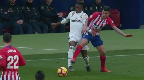 Reclaman falta sobre Vinicius en el gol de Griezmann
