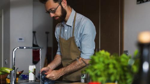 Los hombres que lavan los platos son m&aacute;s sexys, seg&uacute;n estudio 