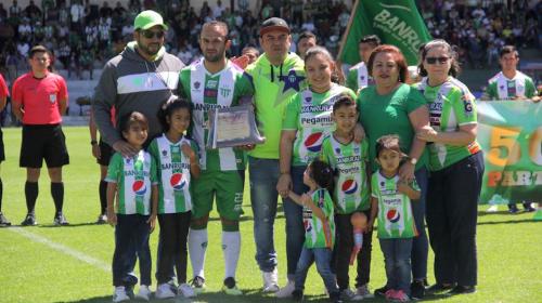 Jos&eacute; Manuel Contreras recibe homenaje por sus 500 partidos