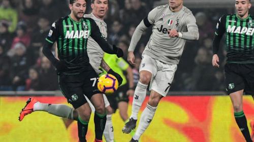 Un molesto Cristiano le da un pelotazo a su compañero Khedira