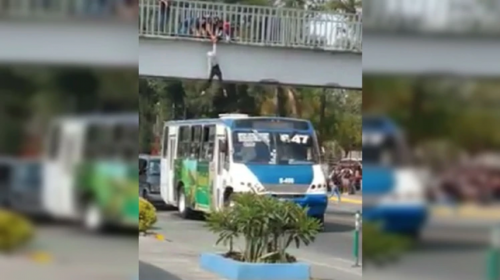 Hombre salva en el &uacute;ltimo minuto a mujer que pretend&iacute;a suicidarse