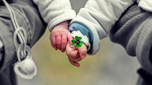 Un ni&ntilde;o luch&oacute; por conservar a su pareja de baile hasta el final