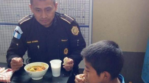 El noble gesto de agentes de la PNC que se volvió viral