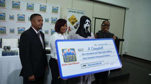 Recibe premio de loter&iacute;a con una m&aacute;scara por su codiciosa familia