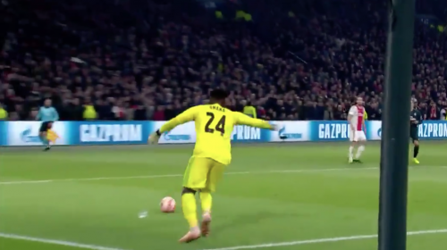 El portero del Ajax hizo el ridículo por culpa de un vaso 