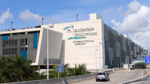 Mujer hace broma de mal gusto en avi&oacute;n y termina arrestada