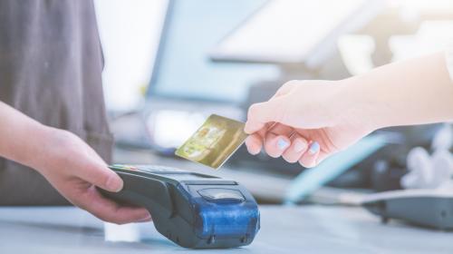 Buenas noticias: gasolina barata y más dinero para gastar