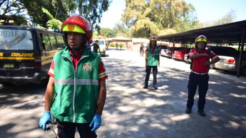 El gesto de un bombero con los niños evacuados en La Aurora