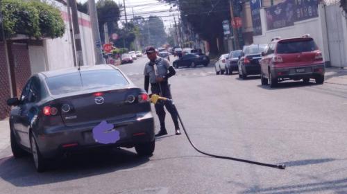 Conductor distraído se lleva manguera de gasolinera en zona 10