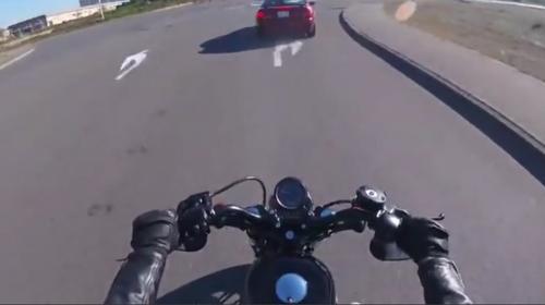 Mujer que conducía una moto se accidenta junto a su bebé