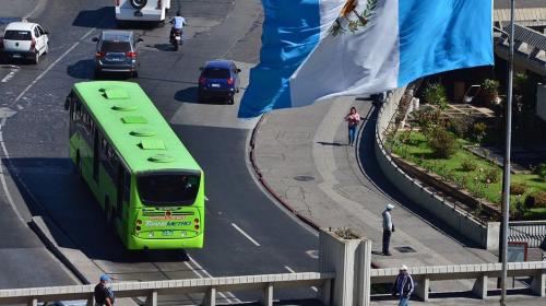 Un hombre se lanz&oacute; debajo de un Transmetro en la zona 1