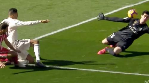 La increíble "atajada" de Courtois... con la nariz 