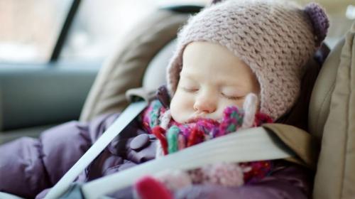 Reos que hacían servicio social salvan a bebé atrapada en carro