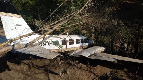 Captan en video a dos hombres huyendo de avioneta estrellada