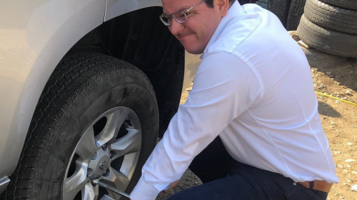 Un candidato a Presidente, una llanta pinchada y miles de "memes"