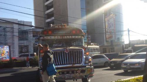 &iexcl;Caos en la Roosevelt! Pilotos cruzan buses y bloquean la ruta