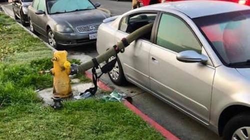 Bomberos le dan lecci&oacute;n a conductor que se puso en su camino