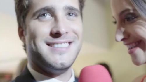 Animadora "obliga" a Diego Boneta a darle un beso