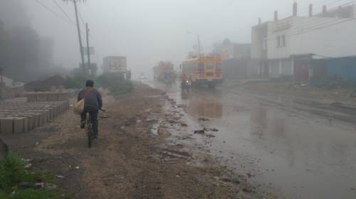 Graban el momento en el que las lluvias arrastran un veh&iacute;culo