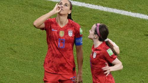 La bella Alex Morgan celebra su cumple con gol y pol&eacute;mico festejo