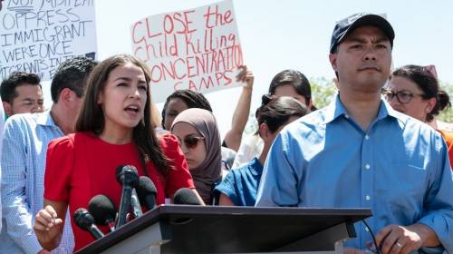 Diputada de EE.UU. asegura que migrantes "beben agua del inodoro"