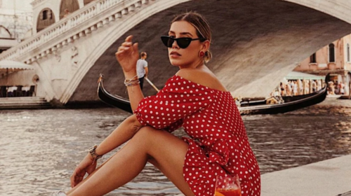 Hija de Luis Miguel presumi&oacute; sus curvas en vestido transparente