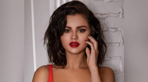 Selena Gomez luce traje de baño al estilo "Baywatch"