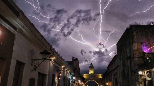 Después de la tormenta no viene la calma, vienen los "memes"