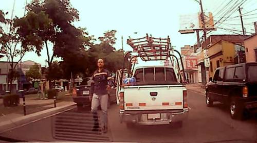 Denuncian agresi&oacute;n de conductor que buscaba pelea en la zona 12