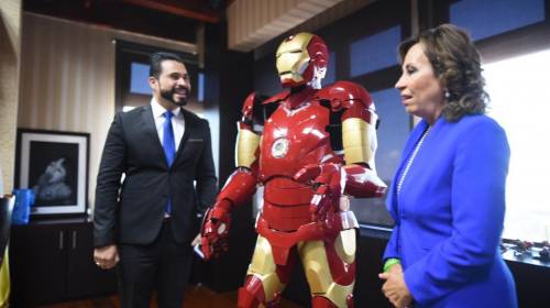 Neto Bran presume disfraz "Iron Man" en reunión con Sandra Torres