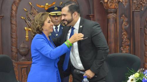 Las otras fotos de Neto Bran y Sandra Torres en su despacho