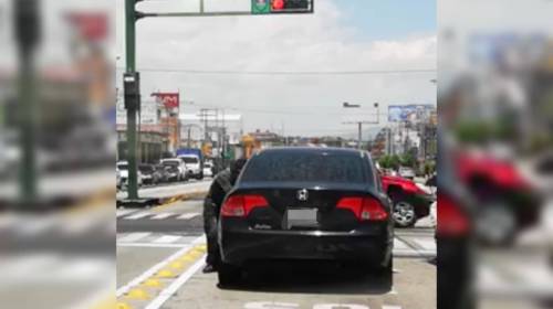 Denuncian a joven que golpea carros y exige dinero en sem&aacute;foros