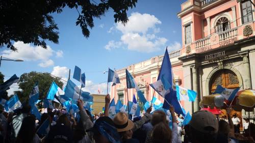 Manifestantes frente al TSE aseguran que hubo fraude electoral