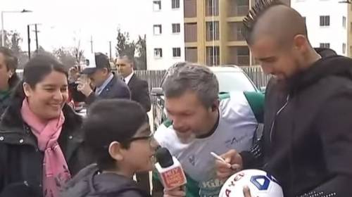 Niño que dibujó a futbolistas en su álbum recibió una gran sorpresa