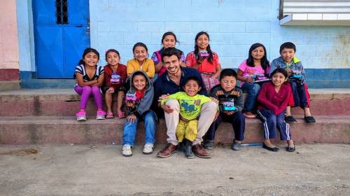 Guatemalteco ayuda a crear robots a ni&ntilde;os en escuelas rurales