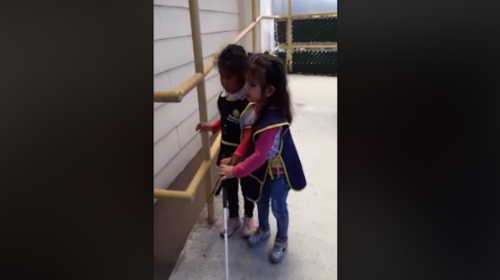 Peque&ntilde;a invidente le ense&ntilde;a a usar bast&oacute;n gu&iacute;a a su mejor amiga