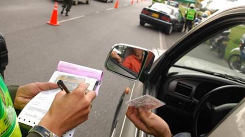 Polic&iacute;a de tr&aacute;nsito cachetea a un conductor y luego lo multa