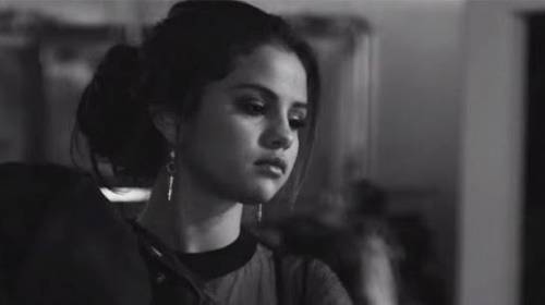 Selena Gómez más sola que la una, mira este momento incómodo