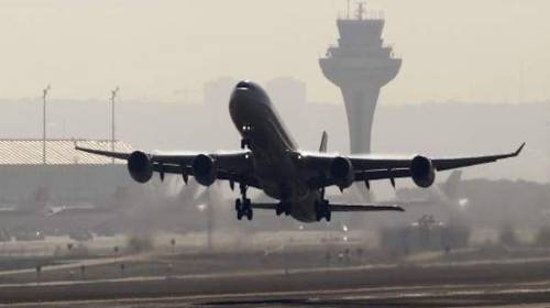 &iexcl;Ins&oacute;lito! Se subi&oacute; al ala de un avi&oacute;n para "viajar gratis"