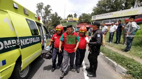 Video muestra cómo vehículo arrastra a trabajador de gasolinera