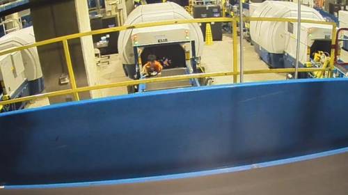 Ni&ntilde;o es arrastrado por cinta de equipaje en aeropuerto