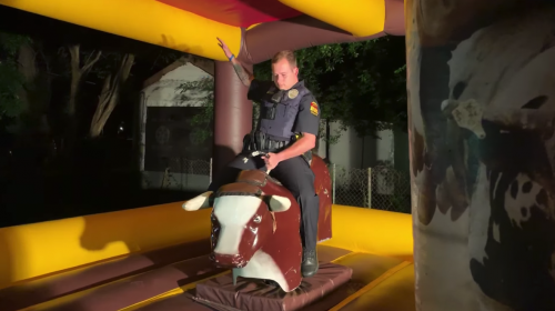 Polic&iacute;a llega a detener esc&aacute;ndalo y termina uni&eacute;ndose a la fiesta